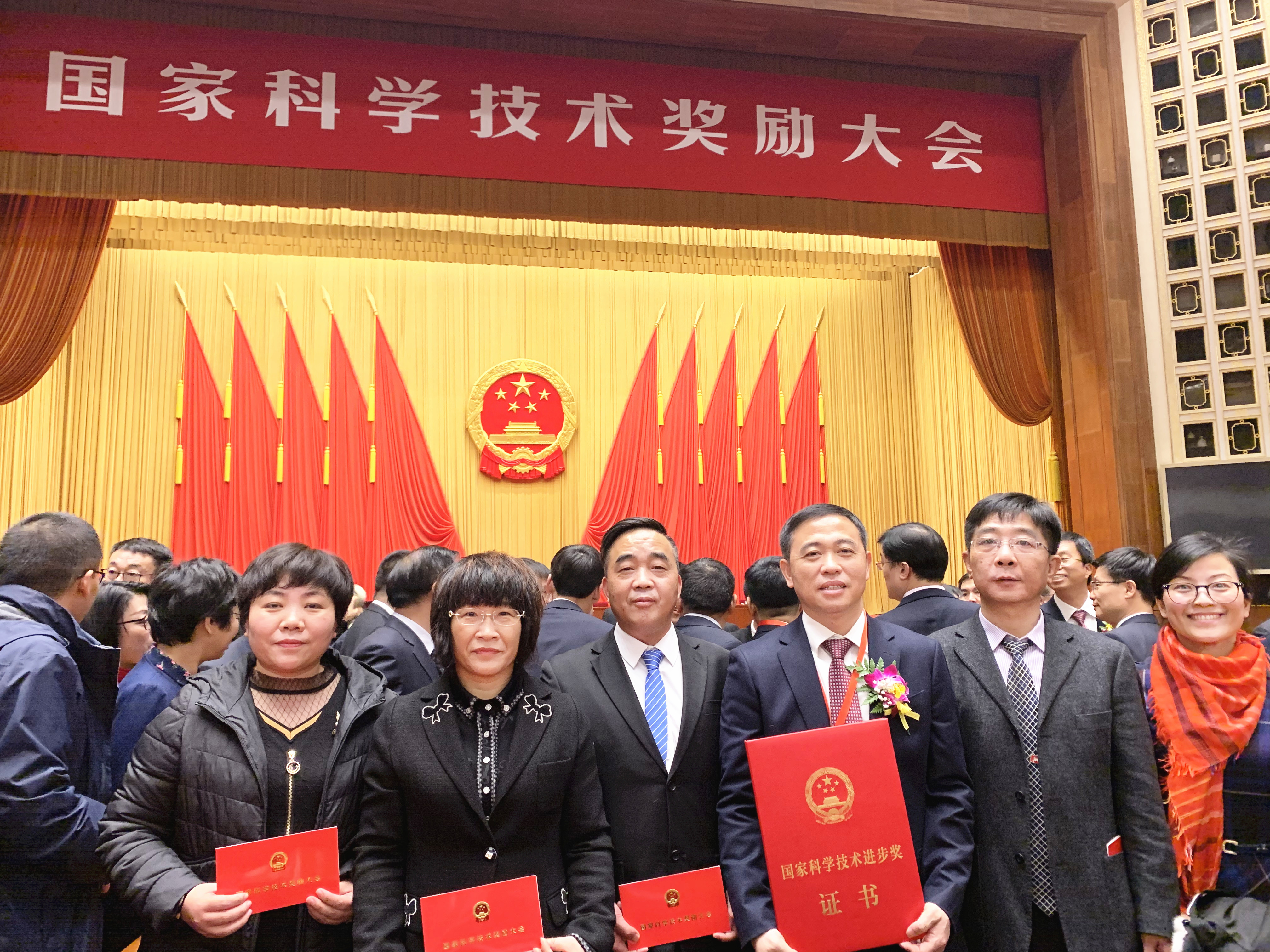 团队成员还包括我院冯杰教授,胡彩虹教授,杜华华副研究员,路则庆副