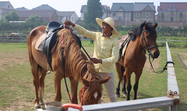 学院师生赴“骏一路”马术俱乐部交流体验