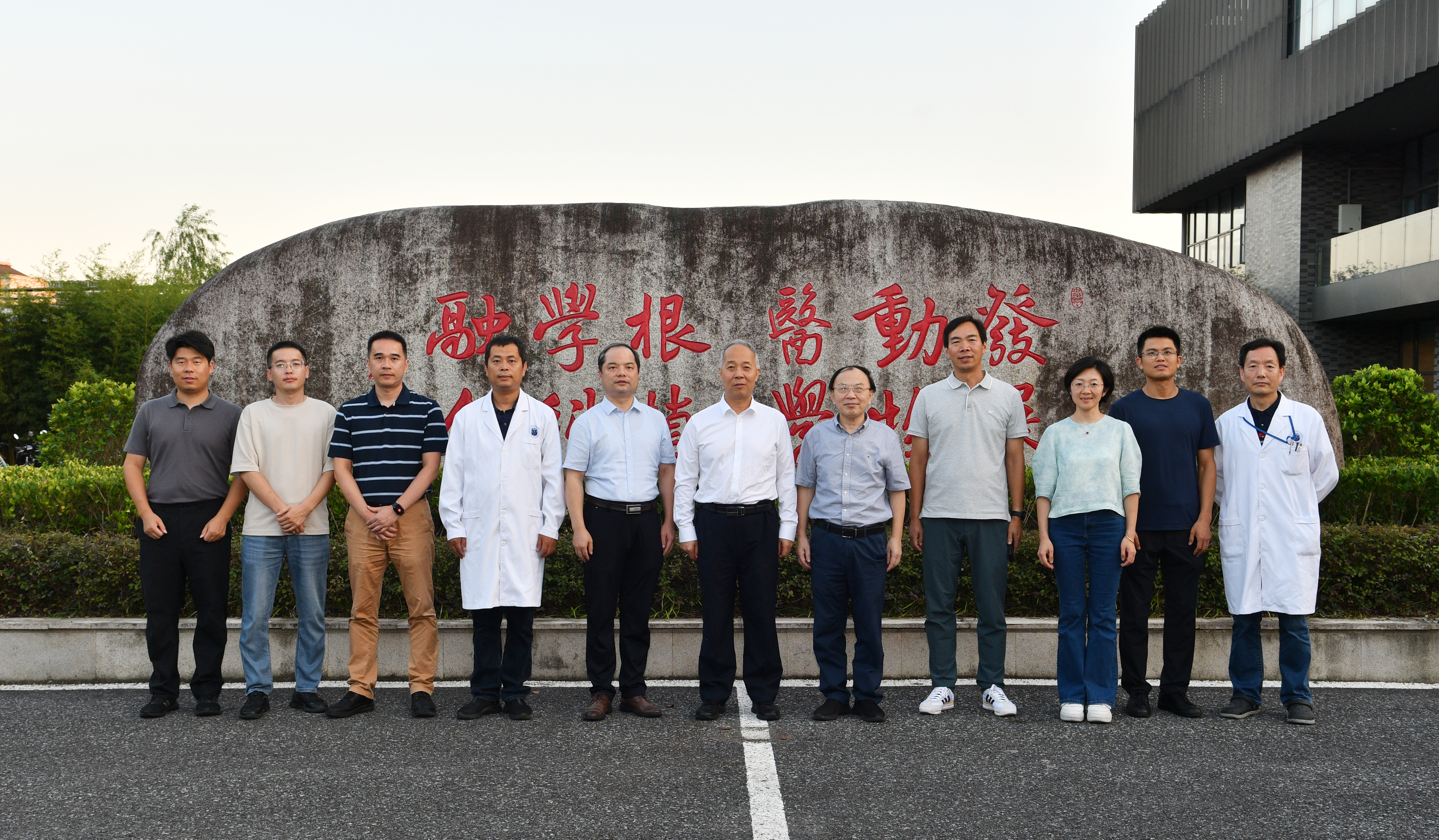 农业农村部原副部长马有祥莅临动物医学中心调研指导