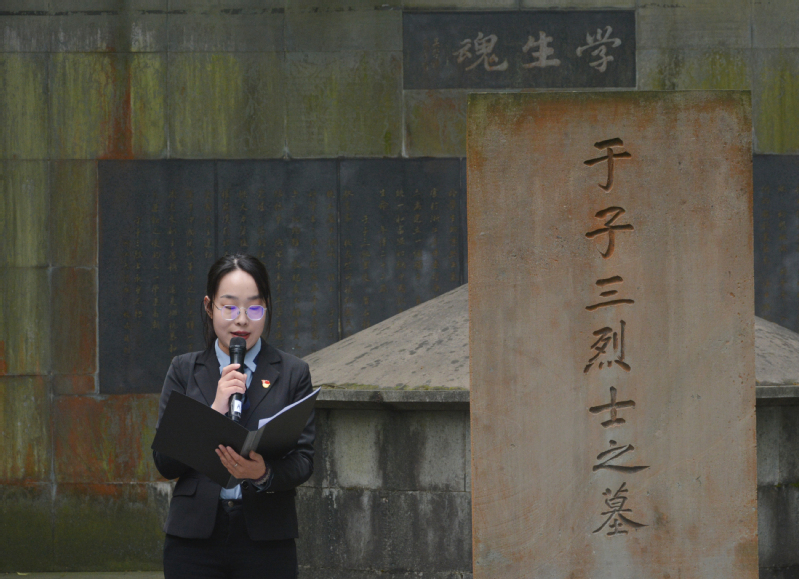 祭奠先烈 奋勇前行——记动物科学学院师生祭扫于子三烈士墓