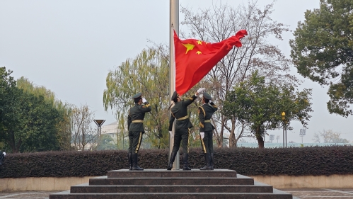 学院举行升旗仪式暨国防教育主题活动