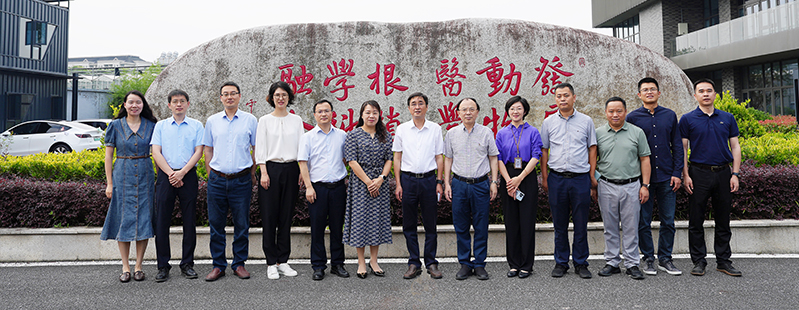 校党委副书记黄翔峰莅临动物医学中心调研指导