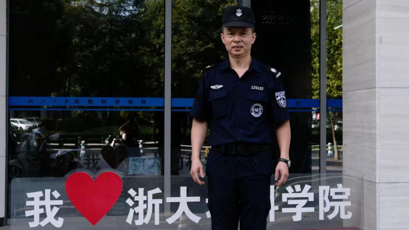 “动”听故事 | 蒋建国：默默奉献，他把学院守成了家