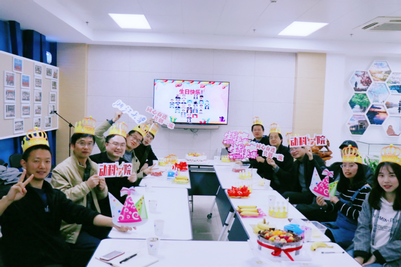 别样生日暖人心 学院举办一季度教职工集体生日会
