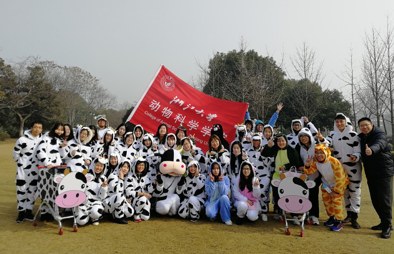 奋蹄飞牛尽展风华，期颐动科砥砺前行——动物科学学院参加学校第四届学生节巡游活动