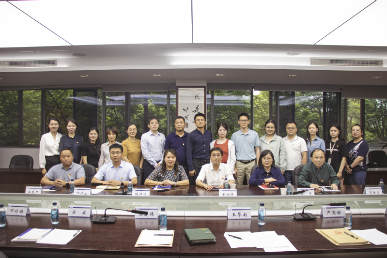 校党委副书记黄翔峰参加动物医学中心党支部党员发展会