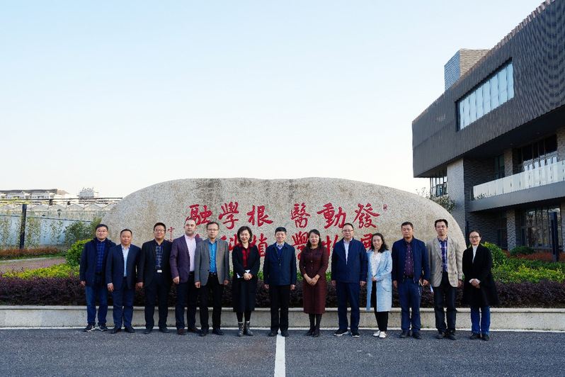 新疆农业大学綦群高副校长一行访问动物医学中心