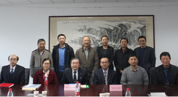 中国兽医协会常务副秘书长杨龙波和日本兽医公会执行董事境政人一行应邀访问学院