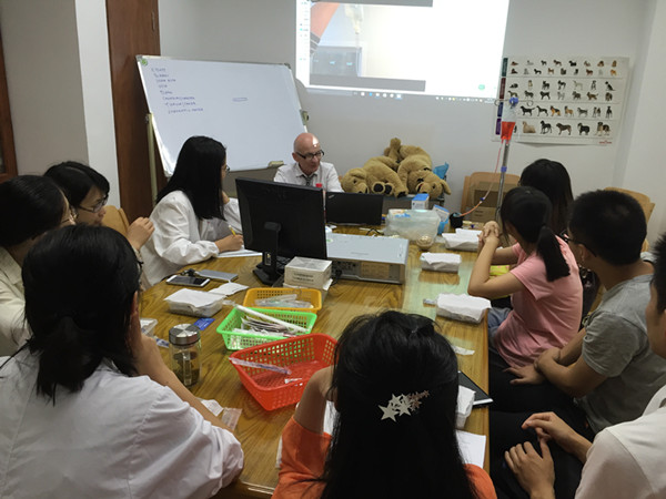 英国兽医Jason Kimm再次来我院进行临床兽医教学