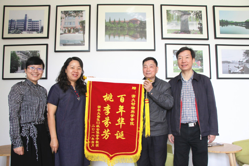 明德育才，千里思源——动科院68届校友赠送学院锦旗