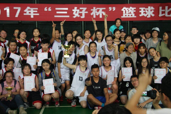 热烈祝贺动科女篮在“三好杯”女子篮球赛中荣膺桂冠!
