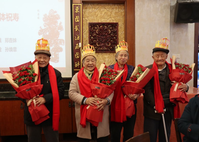 共叙情谊迎新春，动科院举办2019年离退休老同志新春茶话会暨集体祝寿会